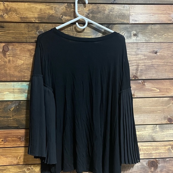 Black Pleated Sleeve Blouse - Picture 4 of 4